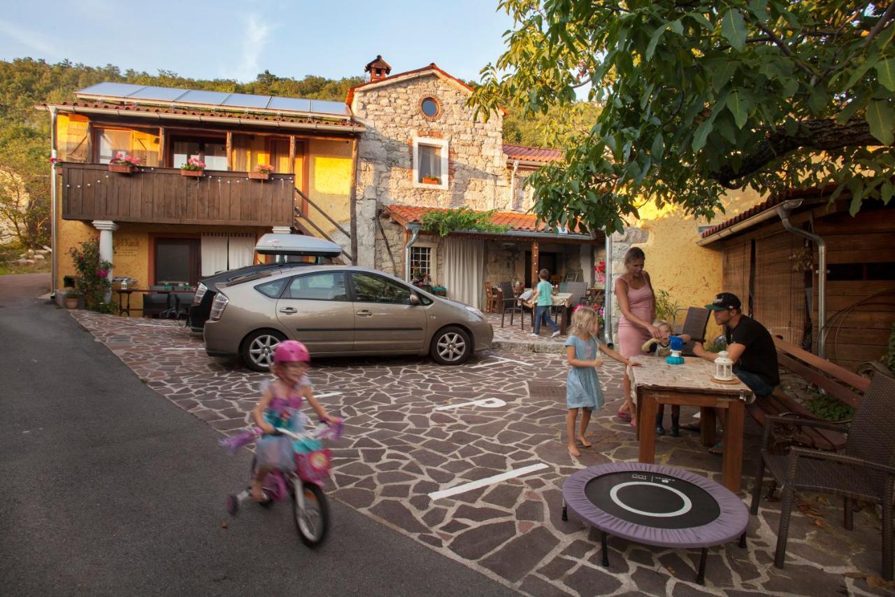 Hostel Xaxid Črni Kal Eksteriør bilde